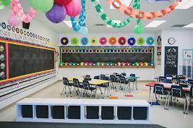 Untuk urusan tipografi, para pendesain kelas ini mencoba menampilkan seni grafiti namun menggunakan bahan styrofoam. 6 Ide Dekorasi Kelas Ini Bikin Suasana Belajar Makin Seru