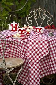 101 Idees Pour La Nappe De Table Un Accessoire Indispensable Nappe De Table Nappe Rouge Nappe