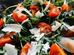 Rezept Fur Rucola Salat Mit Cocktailtomaten Und Frisch Geriebenem Parmesan Passend Dazu Gibt Es Eine Vinaigrette Mit Balsam Rucola Salat Tomaten Rezepte Salat