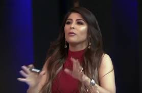 تقول زارا البلوشي إنها عنيدة وتحبّ الجرأة، وصريحة إلى درجة أنها فرضت فنها على أهلها ومجتمعها، كما تؤكد أنها تحب التمرد وتعتبره هوايتها المفضّلة، لكنها تضع مسؤولية الرسائل التي يحملها كل عمل على عاتق الكاتب والمنتج. Ø¨Ø§Ù„ÙÙŠØ¯ÙŠÙˆ Ø²Ø§Ø±Ø§ Ø§Ù„Ø¨Ù„ÙˆØ´ÙŠ ØªØ®Ø¶Ø¹ Ù„Ø¹Ù…Ù„ÙŠØ© Ù†Ø­Øª ÙÙŠ Ø¬Ø³Ø¯Ù‡Ø§ Ø§Ø®Ø¨Ø§Ø±