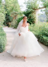 The bride wore a custom vera wang haute gown and the groom louis diame. 2yxwg59zvgbj9m