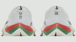 Eliud kipchoge delivered a dominating performance in the tokyo olympics men's. Eliud Kipchoge Unveils Custom Made Nike Shoes For London Marathon Youtube