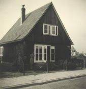 Omdat in het nederland van kort na de oorlog (1948) een tekort aan hout , bouwmateriaal en capaciteit was, zijn deze woningen door de toenmalige minister van wederopbouw besteld bij een oostenrijkse firma thermohaus. 120 Ideeen Over Oostenrijkse Woningen In Nl Oostenrijk Prefab Huizen Huizen