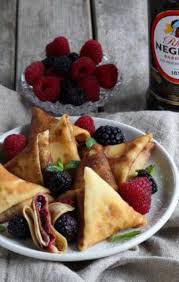 Samoussas De Crepes Au Rhum Et Compotee De Fruits Rouges Crepe Rhum Fruits Rouges Alimentation
