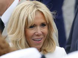 Brigitte Macron Elle Revisite Ce Basique Du Dressing Avec Style Voici Brigitte Macron Modeles Pour Bebes Fruits Et Legumes De Saison