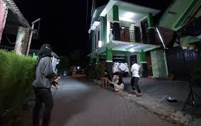 I.pinimg.com gambar bersalaman di hari raya kartun memang saat ini sedang banyak dicari oleh sebagian orang disekitar kita salah satunya kalian. Mewarnai Idul Fitri Dengan Kreasi Virtual Topik Koran Tempo Co