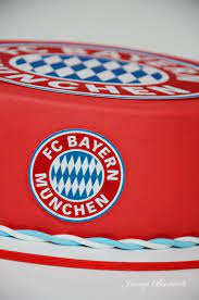 Ich habe mich dann letztendlich aber für eine eher schlichte torte mit 22 cm durchmesser in rot entschieden mit dem fc bayern logo on top auf . Bayern Munchen Torte Jennys Backwelt