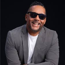 Es con gran orgullo qué nuestra humilde empresa, Q Broadcasting, les  presenta nuestra nueva fórmula de radio musical