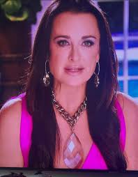 Shein has the earrings from home chef hustle if anyone wants them 😂