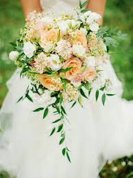 Rustic Bouquet Of Peach Roses White Lisianthus White Spray Rose White Chamomile Daisies Peach Stock A Bouquet Matrimonio Bouquet Di Nozze Bouquet Da Sposa