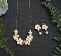 We totally love your relaxed island vibe, it's the perfect complement to our fun hawaiian hair accessories. Gold Plumeria Flower Lei Jewelry Set Plumeria Necklace Etsy