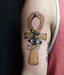 Suponemos que este propietario de tatuajes decidió combinar dos de sus pasiones: Significado De Ankh Tattoo Ansata Cross Blendup