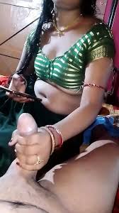 भारतीय पत्नी अपने पति के साथ पहली बार पति की लैंड हिलाती है और अपने मुंह  में लैंड लेती है और चूसती है और लैंड का पानी प्राप्त करती है