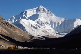 It is difficult enough to have killed many climbers in horrible falls and deep crevasses. 13 Jahrige Besteigt Mount Everest
