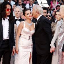 Selena gomez was born on a wednesday, july 22, 1992 in grand prairie, tx. Bill Murray On What He Whispered To Selena Gomez And Whether He Ll Ever Do Instagram Vanity Fair