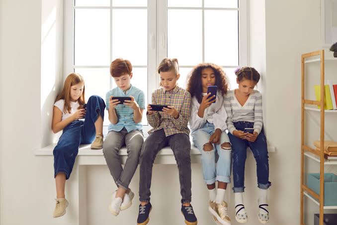 Experts Call for Stricter Legal Measures to Restrict Minors' Access to Adult Digital Content