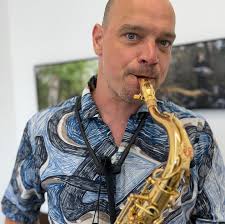 Mooie afsluiting van mijn expo Object X bij @galerielarik gisteren, met een  performance van @janschellink (waar ik als gast aan mee mocht doen), een  praatje, koud bier en leuke mensen. Hatsa! Bedankt