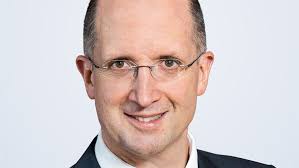 He is snubbed by her. Thorsten Latzel Wird Neuer Rheinischer Prases Idea De