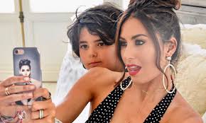 See more of elisabetta gregoraci on facebook. Elisabetta Gregoraci Insultata Per Una Foto Con Il Figlio La Risposta Epica Radio 105