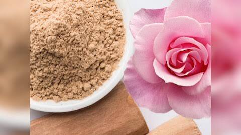 apply a mixture of rose water and sandalwood to face for glowing skin | गुलाब जल और चंदन लगाने से स्किन को मिलते हैं ये फायदे, ये रहा लगाने का सही तरीका |