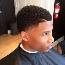 Coupe De Cheveux Homme Noir Americain Degrade Court Avec Trait En 2020 Cheveux Homme Noir Coupe De Cheveux Effilee Coupe Cheveux Homme