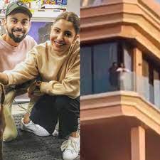 Virat kohli ask his pregant wife anushka sharma to eat meal from the cricket ground , looks cute both in video! Virat Kohli And Anushka Sharma Spotted Out On Their Penthouse Balcony Simplyamina