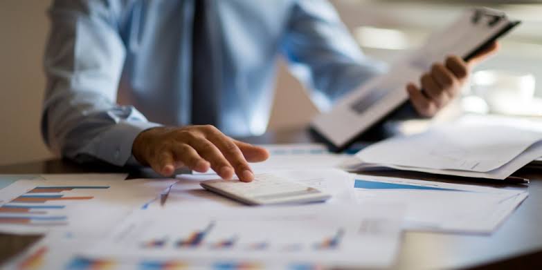Tim IT perpajakan sedang meninjau integrasi API software akuntansi dengan sistem administrasi CoreTax DJP melalui layar monitor