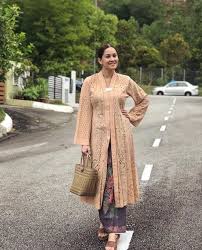 Kebaya labuh dan teluk balangga adalah baju adat dari kepulauan riau. 76 Baju Kurung Kebaya Labuh Ideas Kebaya Baju Kurung Kebaya Dress