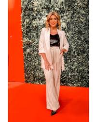 In 1992, she was a part of jovens cantores de lisboa, and participated in a contest for tvi's momentos de glória, winning the first place. Esta Historia Hilariante Envolve Diogo Infante Um Carro Descapotavel E Monica Sintra Holofote