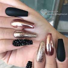 Es otro por el que podríamos apostar para con un buen esmalte de uñas negro. Cool Nails Fashion Outfits Choices Nails Cute Nails Glitter Nails Nails Insp Manicura De Unas Unas Negras Con Dorado Unas Acrilicas Doradas