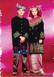 Selain itu, ia juga termasuk baju kebaya, celana, kain sarung, samping dan selendang. Pakaian Tradisi Kaum Semenanjung Malaysia Maruwiah Ahmat