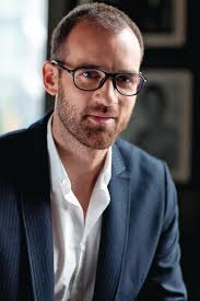 Ihm wird der besitz von kinderpornografie vorgeworfen. Zusammenarbeit Mit Christoph Metzelder Der Augenoptiker