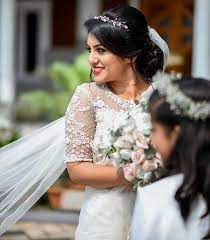 26 Populer Christian Wedding Hairstyle For Gown In 2020 Christian Wedding Sarees Bridal Hairstyle Indian Wedding Christian Bridal Saree