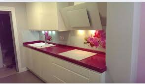 El rosa y fucsia se caracterizan por dotar de romántico un espacio. Cocina Blanca Y Fucsia Decoracion Hogar Cocinas De Lujo Decoracion De Unas