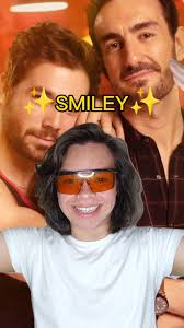 fazendo o que a Netflix não tá fazendo, divulgado Smiley, o novo roman...