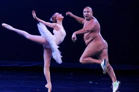 Holmwood, who was on a good behaviour bond for streaking at an nrl game last year, was due to be sentenced last week but did not attend the hearing at burwood local court. Nelson Origin Streaker Goes Viral Stuff Co Nz