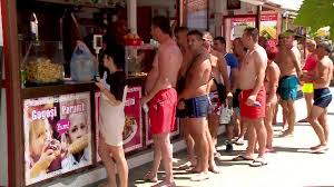 La întrebarea aceasta o să îți răspund pe scurt, în rândurile următoare. Cum A Ajuns Mamaia Din StaÈ›iune De Lux In StaÈ›iunea Voucherelor Aici Veneau Oamenii Cu Bani Www Stirileprotv Ro