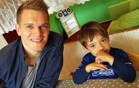 Die matthias ginter stiftung unterstützt hierbei die bedürftigen frauen und übernimmt die jährlichen teilnehmerinnenbeiträge. Das Unvorstellbare Denken Matthias Ginter Wie Man Riesen Bekampft Mutmach Geschichten Mutmach Projekt