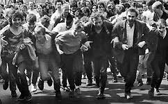Mai 1987 wird jährlich an diesem tag kritisch nach berlin geschaut. Umbruch Bildarchiv Fotos 1 Mai 1987 1992 In Berlin Kreuzberg