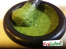 Il pesto alla genovese, o pesto genovese, è una delle salse più famose d'italia ed è preparata con pochi ingredienti di qualità: Ricetta Pesto Alla Genovese Ricette Di Fragolosi