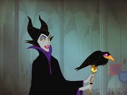 Cela est affiché lors de sa première apparition lors de la cérémonie d'anniversaire d'aurore. Malefique Chronique Disney Portrait Personnage Mechant