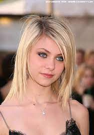 Nicht zu akkurat färben, das ergibt sonst keinen natürlichen look. Frisuren Bilder Taylor Momsen Dunkler Haaransatz In Blonden Langen Frisuren Haare