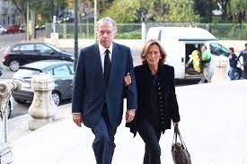 A notícia é avançada pelo jornal de notícias e o correio da manhã, a quem um grupo de portugueses enviou. Ex Dono Disto Tudo Ricardo Salgado Voa Para A Suica Com A Mulher Para Verem Os Netos Nacional Flash