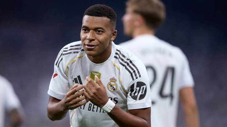 Célébration de but, joie sur la pelouse et ferveur des supporters du Real Madrid