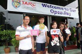 Pelajar sedang mendengar pengajaran dari cikgu basori dari smk tunku abdul rahman putra sabak bernam berjarak 80 km. Tunku Abdul Rahman University College Tar Uc Open Day 2016