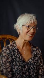 Deuxième témoignage : Marie-Agnes. , Il y a vingt ans, elle affrontait la  maladie avec courage et détermination., Aujourd’hui, elle se tient droite,  sereine, remplie de vie et de gratitude. 🌸, Son ...