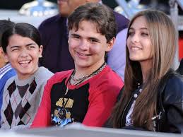 Mais depuis son décès, des photos le montrant avec ses enfants, des documents sur sa vie privée comme la visite de neverland fleurissent un peu partout sur le web. Michael Jackson Comment Vont Ses Enfants 5 Ans Apres Sa Tele Star