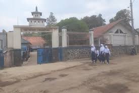 Mau tahu solusi pertanyaan tebak gambar? Siswa Smpn 1 Ngamprah Belajar Ditengah Proyek Kereta Cepat Jakarta Bandung