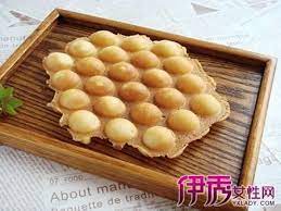 雞蛋仔是香港地道街頭小吃之一 台灣稱雞蛋糕 又稱雞蛋餅 香港雞蛋仔獨具特色 讓你聞香而來 看一眼就會愛上它 香氣濃郁 口感超好 色澤誘人 外型獨特 多種口味 美味 食 家