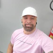 Eu amei esse filme mas esse gay de óculos me irritava o tempo todo 😅 ele  militando contra padrão ,mas só queria sentar no padrão toda hora 😂😂😂